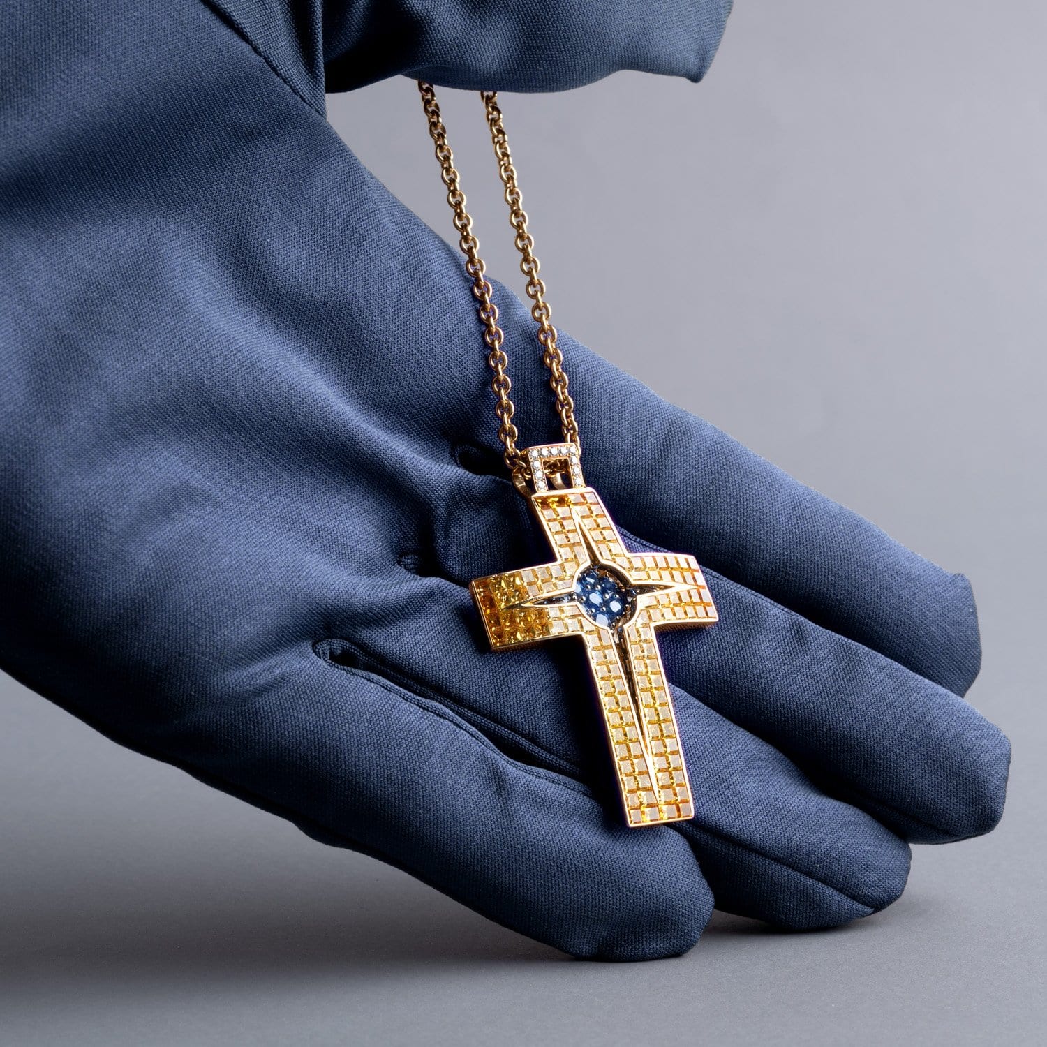 VINTAGE: Klassischer Anhänger, Kreuz aus gelben Saphiren
